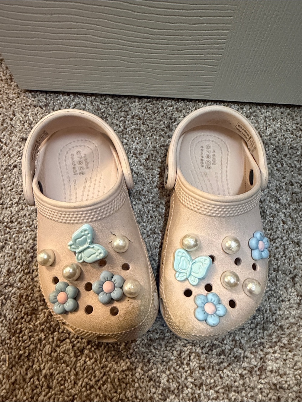 Sz 9 Crocs Kids Classic Clogs with Butterfly Flower Charms - Light Pink